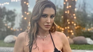 La sauna hot di Sabrina Salerno manda i fan fuori di testa. Il bagno è bollente