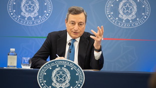 La soluzione finale di Draghi gela i no-vax: obbligo di vaccino per gli over50