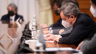 Obbligo di vaccino a partire da 50 anni. Sanzioni fino a 1500 euro, scontro con la Lega