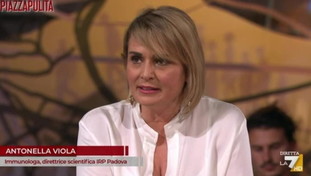 “Pronti a sparare”. Sul vaccino ai bimbi minacce di morte e proiettile all'immunologa Viola