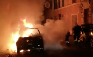 Doppio incendio in via dei Banchi vecchi. L'ombra del piromane, 11 veicoli distrutti