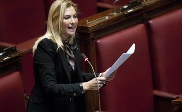 Esoneri il suo entourage o perde voti, la Biancofiore avverte Berlusconi