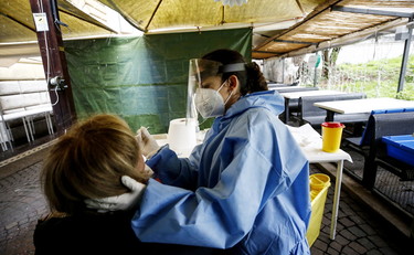 Il tampone rapido ci salverà, la ricetta di Remuzzi sul Covid