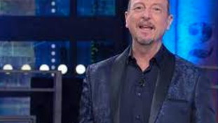 Santamaria sbaglia e crolla a terra a I Soliti Ignoti, Amadeus sconcertato