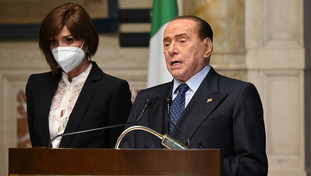 Berlusconi chiede altro tempo e alla fine resta ad Arcore. Meloni e Salvini in pressing