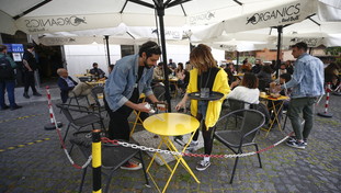 Parte la caccia ai tavolini selvaggi. Multe salate e rimozioni con il giro di vite