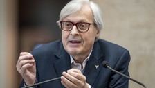 Quirinale, Sgarbi svela la mossa di Berlusconi che cambia tutto. Ecco il nome che farà