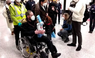 La gioia di Mustafa, il bimbo siriano senza arti, a Roma