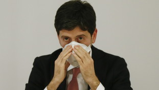 Sul Covid eterno scontro tra Regioni e Stato. Speranza mantiene misure rigide