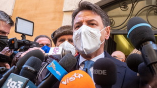 Conte è accerchiato: spaccatura con Di Maio su Draghi e il Pd lo impallina su Frattini