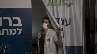 Israele cambia idea sul vaccino: quarta dose per tutti. I motivi della scelta