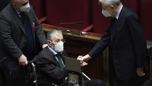 Pandemonio parlamentare e dirigenti che non pensano: Bossi ridicolizza la politica attuale