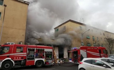 Fuoco e fiamme nell'ex panificio occupato. Paura al Tufello