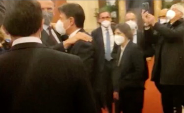 Mattarella rieletto, festa in Parlamento: il gesto di Letta e Conte tra gli applausi