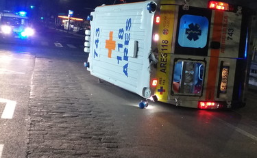 Ambulanza si ribalta nella notte, incidente a Roma