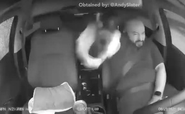 Un'auto da dietro suona il clacson, tira fuori la pistola e spara undici colpi | VIDEO