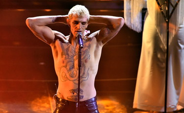 Achille Lauro si battezza a petto nudo. Al via Sanremo 2022