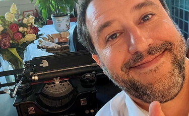 Salvini positivo al Covid con la macchina da scrivere al posto del computer. Il clamoroso sfottò di Osho – Il Tempo