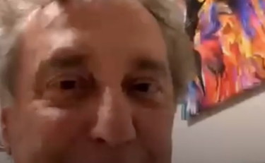 Enzo Iacchetti è positivo, Ezio Greggio in quarantena: niente Striscia ma non mollano i fan