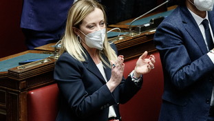 Anche la Meloni applaude Mattarella. I grandi elettori si spellano le mani e scatta la standing ovation