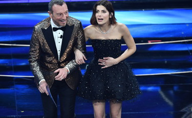 Rallenta, rallenta..., così Amadeus interrompe la Giannetta. Che succede all'Ariston