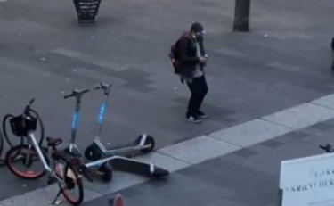 Non si regge in piedi, completamente sballato a piazza Venezia