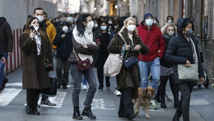 Il dilemma della mascherina all'aperto: riflessione di Speranza sull'obbligo. I no-vax tremano