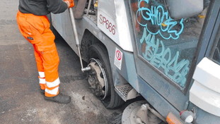 Roma è nel caos, l'Ama ancora di più. Mezzi distrutti, rubati pezzi e benzina da ladri e vandali