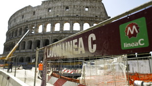 La nuova linea C di Roma è già vecchia: immondizia, buche, cantieri e interruzioni