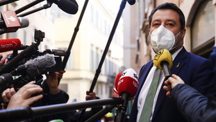 Un gambiano picchia un'anziana e la Lamorgese reagisce così: Non è colpa dell'immigrazione. Salvini a gamba tesa