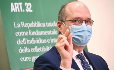 Nessuna quarta dose, Magrini lancia il vaccino annuale