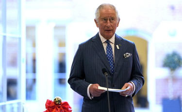 Principe Carlo di nuovo positivo al Covid, scatta l'isolamento