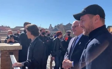 Totti, Superman e Gualtieri: lo strano trio al Campidoglio | VIDEO