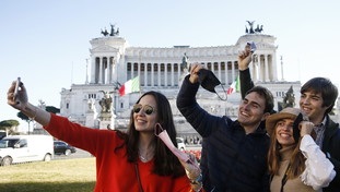 L'Italia si smaschera: da oggi niente più obbligo. Riaprono le discoteche