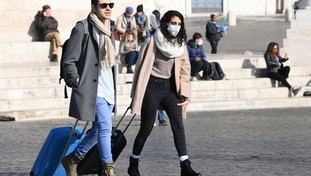 Finalmente liberi dal bavaglio della mascherina. Ma il continuo terrore non fa tornare la normalità