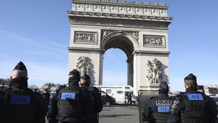 I no-vax dei convogli della libertà invadono Parigi contro il pass vaccinale. Scontri e pioggia di arresti