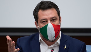 Salvini insorge contro l'UE: vieta la dieta mediterranea e dice sì al grillo domestico