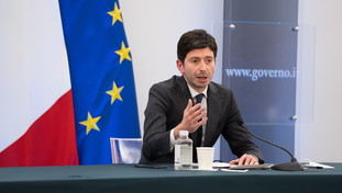 La curva del Covid scende ancora. L'allarme resta: La pandemia non è finita