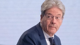 Gentiloni affonda l'obbligo vaccinale, l'intervista che inguaia Draghi & Co.