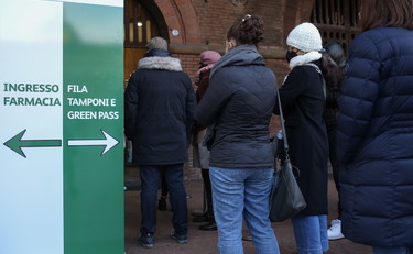 Il bollettino Covid della speranza: mai così pochi casi nel 2022. Ecco il super vaccino