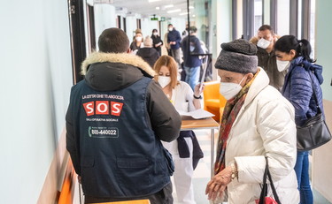 Vaccino, l'obbligo agli over 50 sta diventando una crudeltà