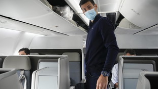 Djokovic e il vaccino, la presa in giro di Ryanair diventa virale: come lo umiliano