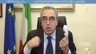 “Alza il telefono e fai qualcosa”. Gasparri invoca l'intervento di Draghi contro i licenziamenti di Pfizer