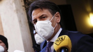 Il terzo mandato fa implodere il M5s. La mossa disperata di Grillo e Conte: estinzione o secessione?