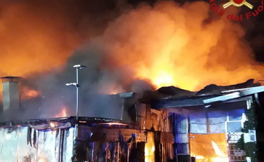 Va a fuoco la falegnameria, case evacuate sulla Casilina