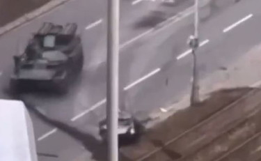 Spianati sotto gli occhi di tutti, il carro armato disintegra l'auto di un civile