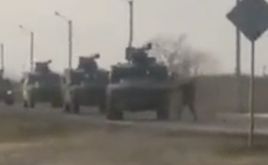 A piedi contro i blindati russi, il video-simbolo dall'Ucraina