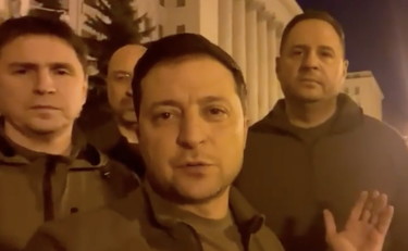 Zelensky da attore a presidente-soldato, a Kiev in mimetica: difendiamo l'Ucraina