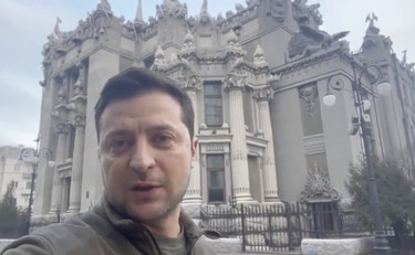 Non ci arrendiamo, Zelensky combatte nelle strade di Kiev