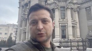 Giallo sui video di Zelensky, per i russi è già scappato da Kiev